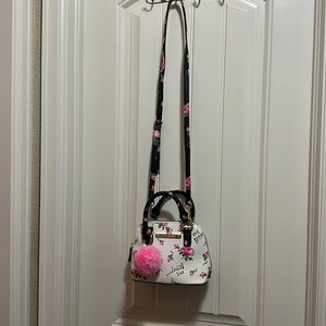 BETSEY JOHNSON TOP HANDLE CROSSBODY